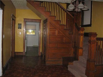Entry/Foyer.