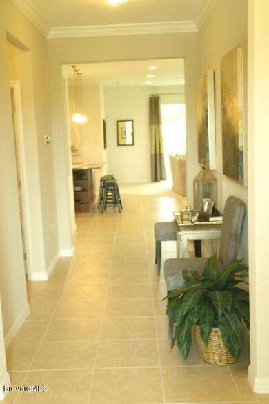 69 ML Foyer