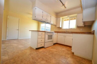 10th kitchen 4