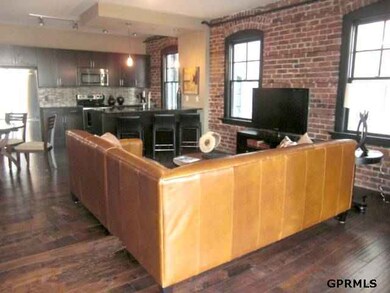 Brick walls, reclaimed wood floors, 9.5' ceilings and state-of-the art amenities make our living areas warm and inviting.