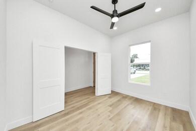 320 E Main St, La Porte, MS 77571 - photo 6