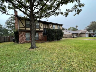 504 E Castle Harbour Dr, Friendswood, TX 77546 - photo 2