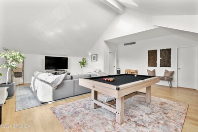 Vaulted celing Family room/Dining Area
