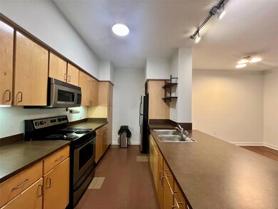 Kitchen with appliances with stainless steel fini