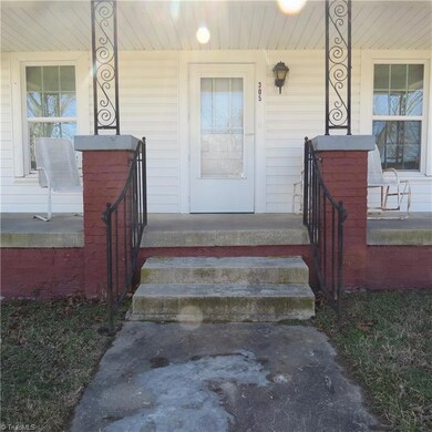 305 Thompsonville St, Reidsville, NC 27320 - photo 4