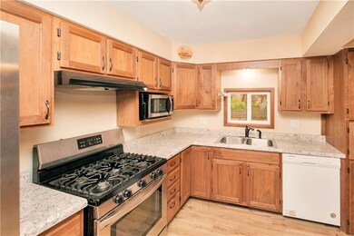 3233 E Clinton Ave, Des Moines, IA 50317 - photo 2