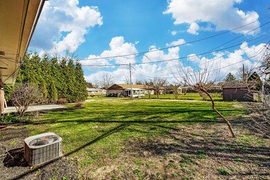 889 Thomas Lane 016