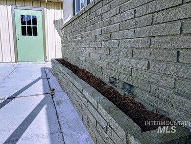 702 W Oregon Ave, Homedale, ID 83628 - photo 4