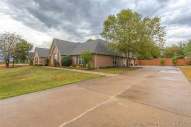 Spacious drive way, Driveway is on the east side o