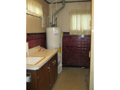 Full Bath. Full bath.  H2O tank.  8 fuse wiring.. 