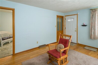 In this picture of the living room, you see the co