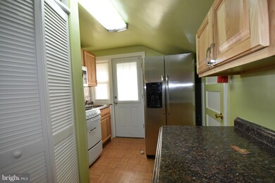 7007 Windsor Mill Rd unit B, Gwynn Oak, MD 21207 - photo 6