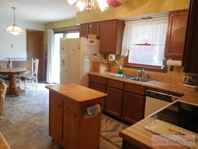Island is great for storage and good preparation s