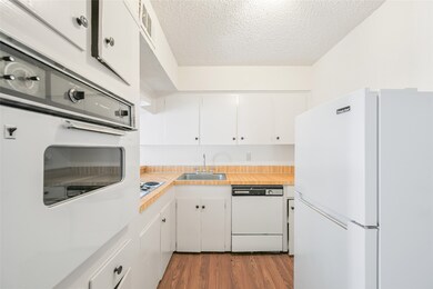 This well-maintained kitchen offers a blend of vin