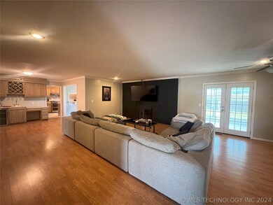 Living Room w/ Wet Bar