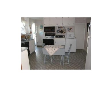Kitchen. Eat in kithcen with laundry
