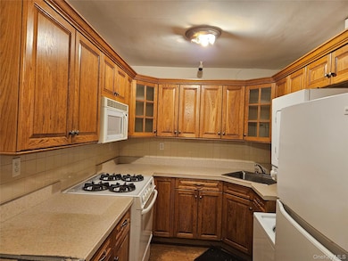 17-24 201st St unit 2-120, Whitestone, NY 11357 - photo 3