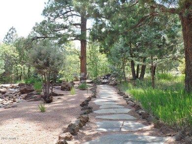 Beautifully Landscaped Back Yard (2)
