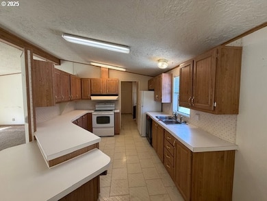 903 Cook St, Myrtle Creek, OR 97457 - photo 6