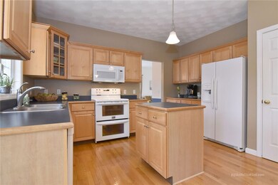 137 Orchard Woods Dr, Saunderstown, RI 02874 - photo 4