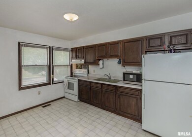 2526 W 56th St, Davenport, IA 52806 - photo 4