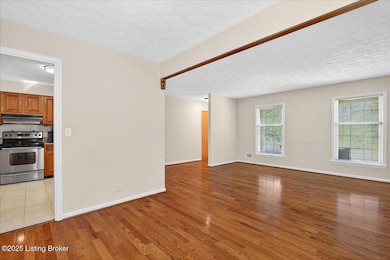 887 Stringer Ln, Mount Washington, KY 40047 - photo 6