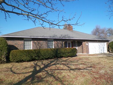 2105 S Hedgewood Dr, Bolivar, MO 65613 - photo 2