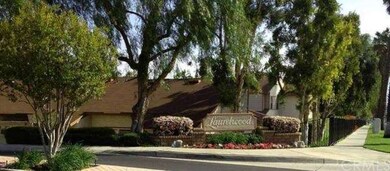 LAURELWOOD TOWNHOMES COMPLEX w/BEUATIFULLY-LANDSCA