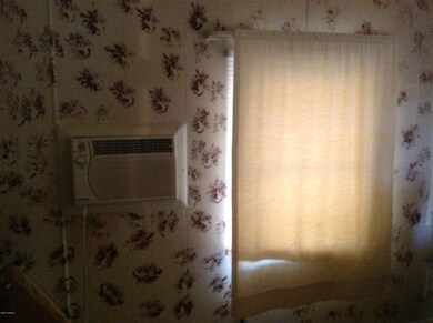Bedroom w/bathroom