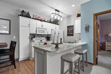 250 Cimarron Dr unit 116, Hiawatha, IA 52233 - photo 7