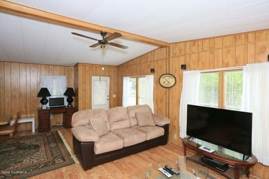 3 923 Redbud - Living Room - V3jpg
