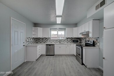1114 E Bluebell Ln-7