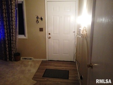 2010 W 34th St, Davenport, IA 52806 - photo 2