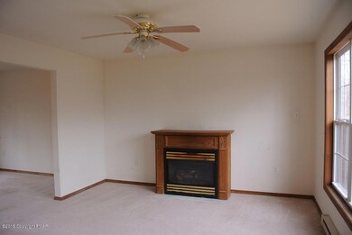 252 Spicebush Dr, East Stroudsburg, PA 18301 - photo 2
