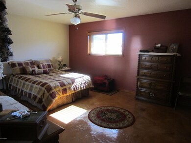Master bedroom w/2closets