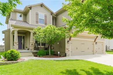 1005 SW Whistle Dr, Lees Summit, MO 64082 - photo 2