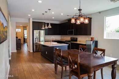 Kitchen & Dining