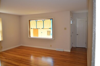 Good family living room with entry hall and coat c