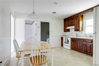 Kitchen w/ Eat-in Area