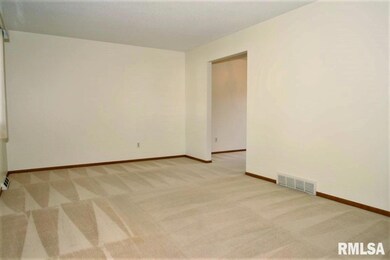 6404 N Howell St, Davenport, IA 52806 - photo 5