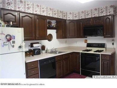 13 Beacon Ct unit 77, Holmdel, NJ 07733 - photo 4