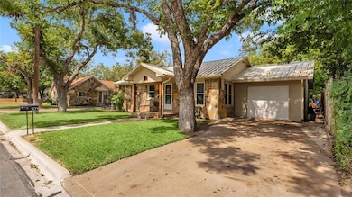 304 E Live Oak St, Burnet, TX 78611 - photo 3