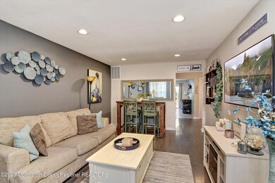 06-Living & Dining Room