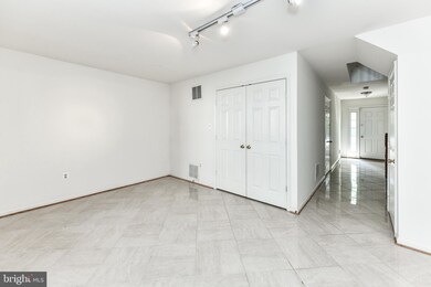 2449 Clover Field Cir, Herndon, VA 20171 - photo 4