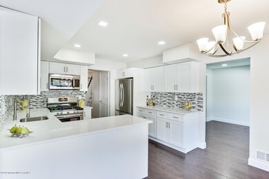 BRAND NEW EAT=IN KITCHEN