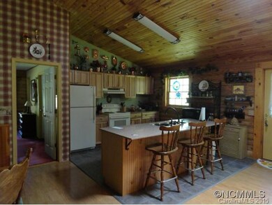 KITCHEN W/BREAKFAST BAR