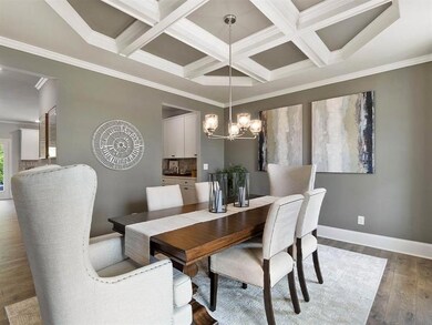 Sample Lynnbrook Dining Room at Briarwood in Cummi