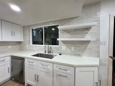 10002 Knoboak Dr unit 43, Houston, TX 77080 - photo 2