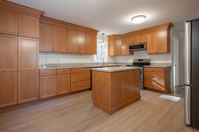 Clean, Modern, Move in Ready Kitchen!