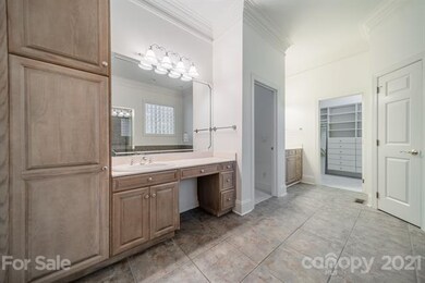 Main Level Owner's En-suite